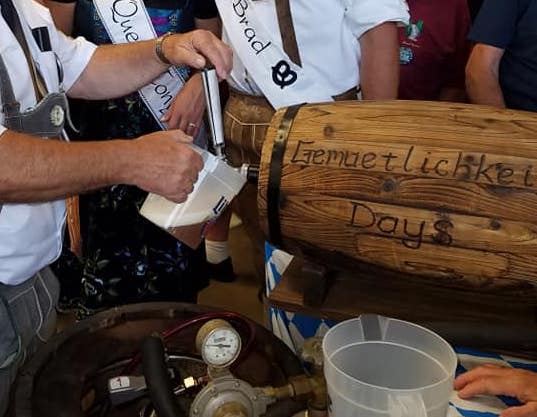 gemuetlichkeit-days-tapping-first-beer-keg